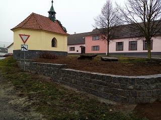 Nová zídka pod kapličkou